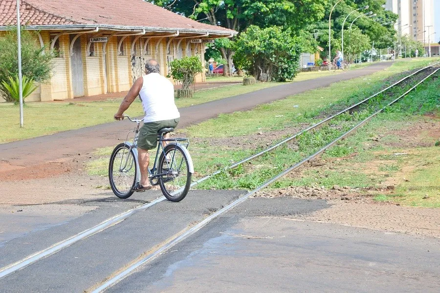  Linha férrea que corta a cidade é um dos problemas mais recorrentes do município - Foto: Delair Garcia