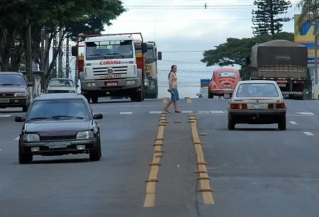 A Avenida Minas Gerais é uma das vias públicas onde ocorrem mais acidentes de trânsito em Apucarana - Foto: Delair Garcia