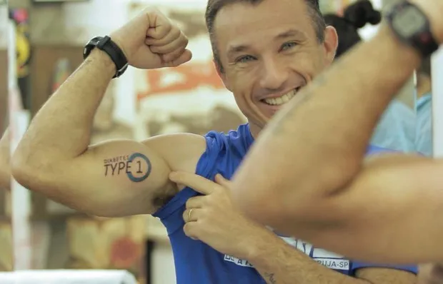 Emerson Bisan resolveu fazer tatuagem para identificar-se como diabético (Foto: Casa de Vídeo/Divulgação)