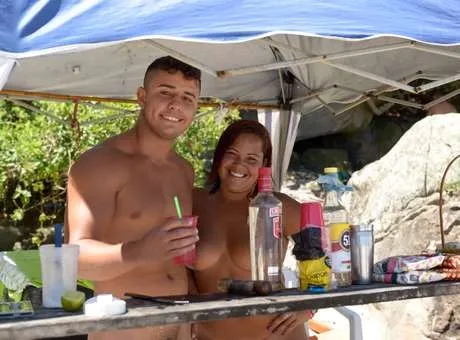 Érica Oliveira e o filho Cléber, de 18 anos, são naturistas e frequentadores da praia do Abricó - Foto: Erbs Jr. / Frame