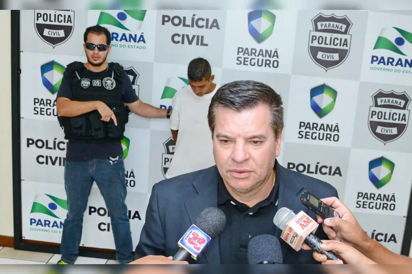  Segundo o Delegado Jacovós, o detido (de branco aos fundos) é suspeito de outros 15 crimes - Foto: Delair Garcia 