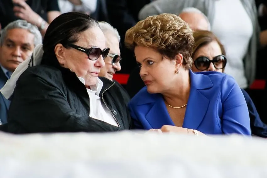 Presidenta Dilma Rousseff acompanha a senhora Maria Leonor de Castro Bastos, durante honras fúnebres ao ex-ministro Márcio Thomaz Bastos (Foto: Roberto Stuckert Filho /PR)