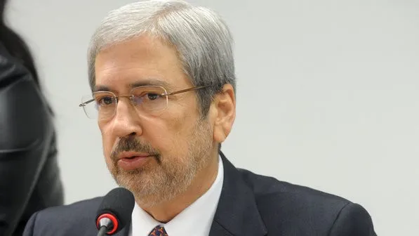 O líder do PSDB na Câmara dos Deputados, Antonio Imbassahy (BA), quer o afastamento da presidente da Petrobras, Maria das Graças Foster