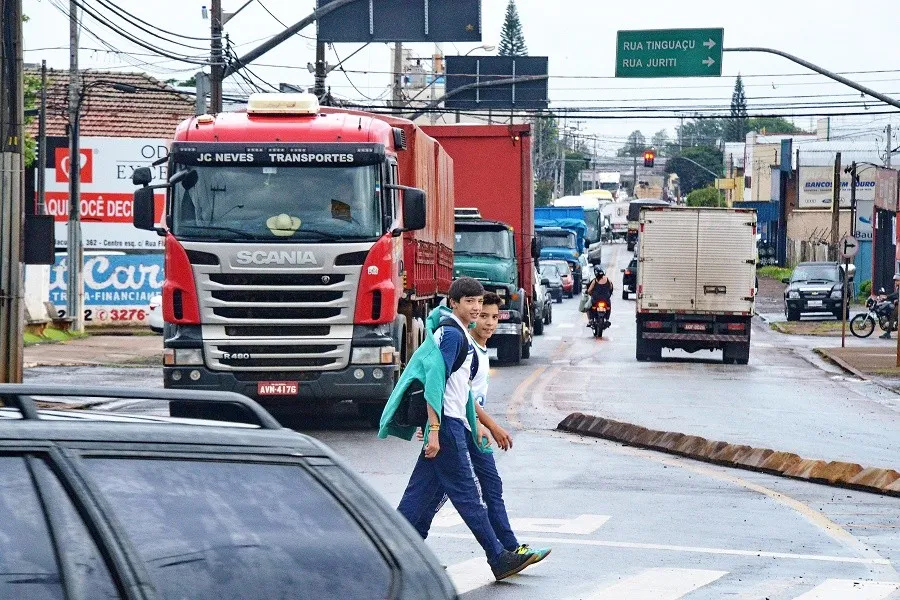 Por dia, aproximadamente 14 mil veículos, em sua maioria caminhões cortam Arapongas através da Avenida Maracanã - Foto: Sérgio Rodrigo
