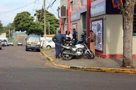 Motociclista se envolveu em acidente com van - Foto: Dirceu Lopes