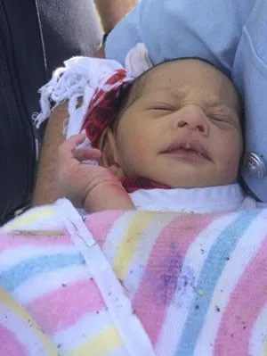 Foto divulgada pela polícia australiana mostra o recém-nascido encontrado no bueiro. (Foto: NSW Police/AP)