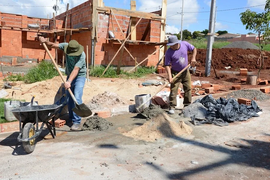 O emprego na construção deve cair 2%, e a produção e comércio de insumos deve cair 1,5%, também segundo projeções do Sinduscon - Foto: Delair Garcia