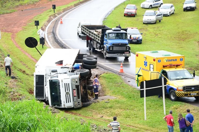  O trânsito de veículos ficou prejudicado no trecho - Foto: Delair Garcia 