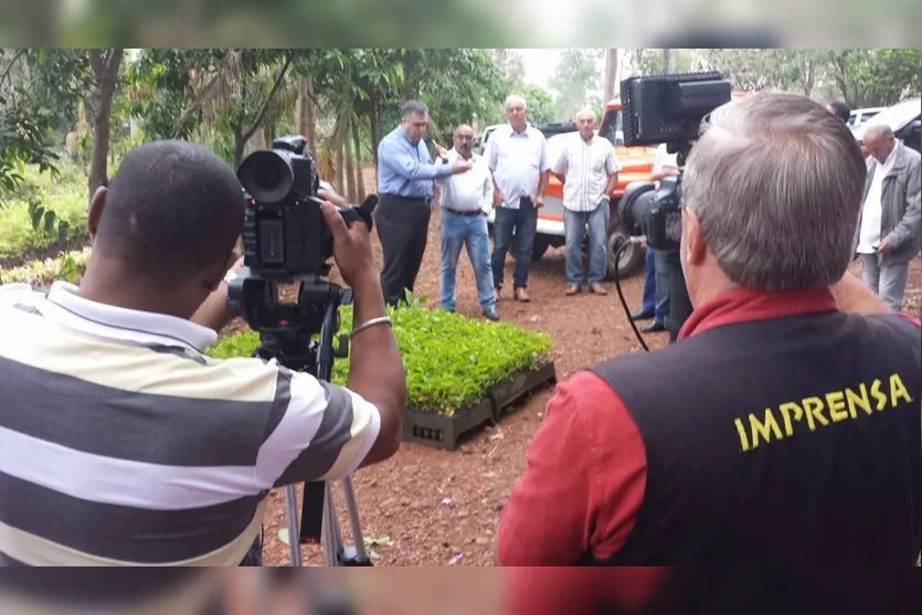  Ato de entrega de mudas contou com a presença do prefeito Beto Preto - Foto: Divulgação 