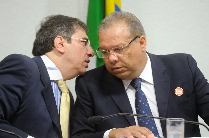 O sócio da Sanko-Sider Márcio Bonilho (D) conversa com advogado durante depoimento à CPI (Marcos Oliveira/Agência Senado)