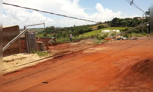 Borrazópolis: Escavadeira derruba dois postes e atinge um muro e um caminhão