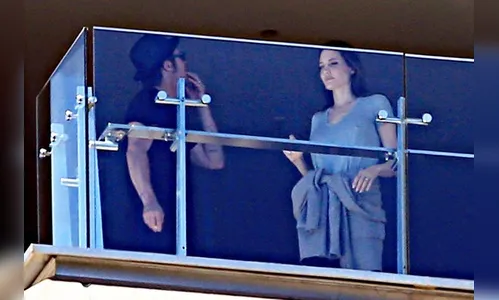 Brad Pitt e Angelina Jolie têm conversa séria em varanda de hotel