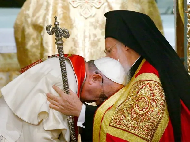 Papa Francisco com o patriarca ecumênico Bartolomeu I (Foto: Reuters)