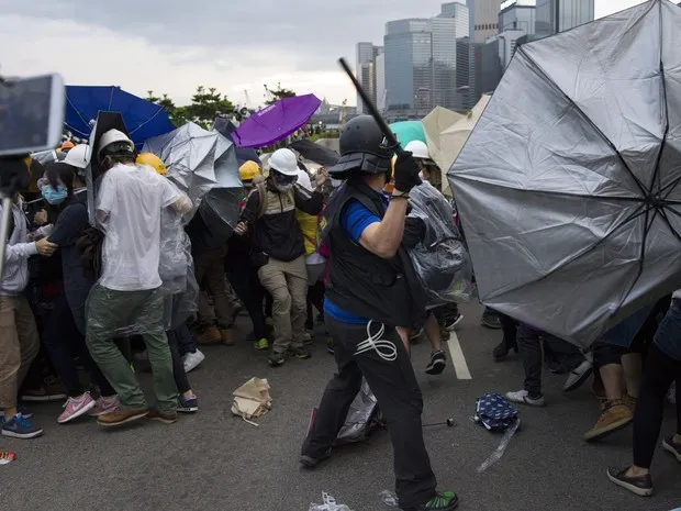 Polícia usa cassetetes contra manifestantes pró-democracia , perto da sede do governo no distrito de Admiralty de Hong Kong nesta segunda-feira (1) (Foto: AFP PHOTO / DALE de la REY