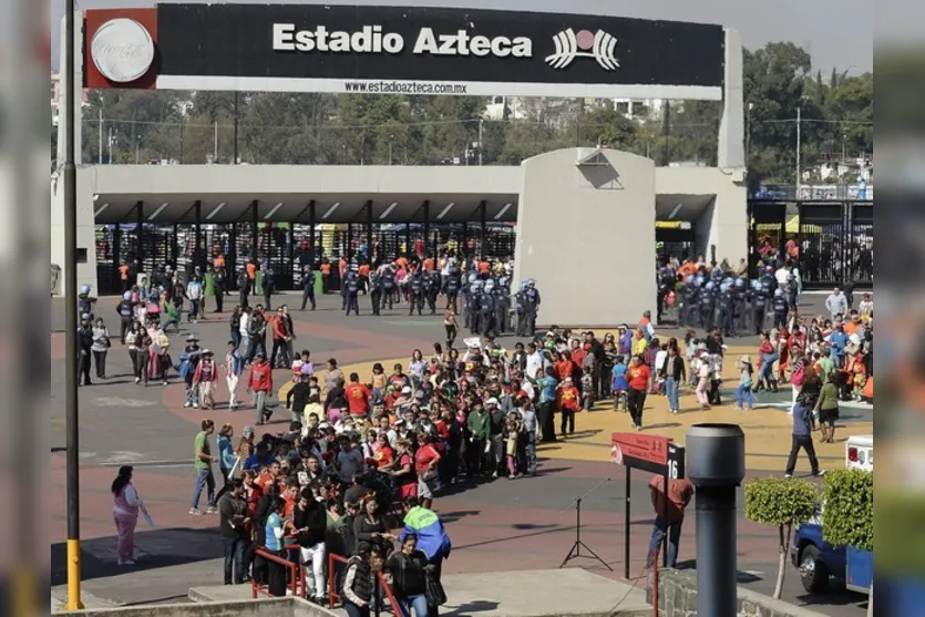   (Foto: Alfredo Estrella/AFP) - Milhares de fãs fazem fila diante do estádio Azteca, na Cidade do México, neste domingo, para o velório de Roberto Bolaños 