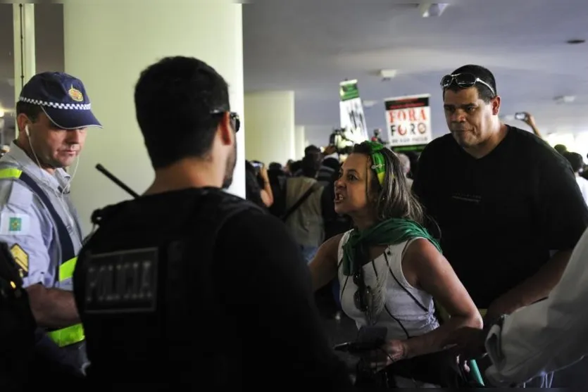   Manifestantes tentam entrar na Câmara (Foto: Laycer Tomaz/ Câmara dos Deputados) 