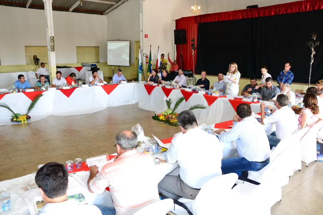 Reunião da Amuvi realizada, ontem, no salão paroquial de Marilândia do Sul | Foto: Delair Garcia