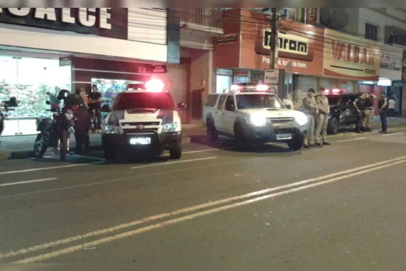  Operação abordou pedestres e veículos na região central - Foto: Sargento Edson Souza - PM Arapongas 
