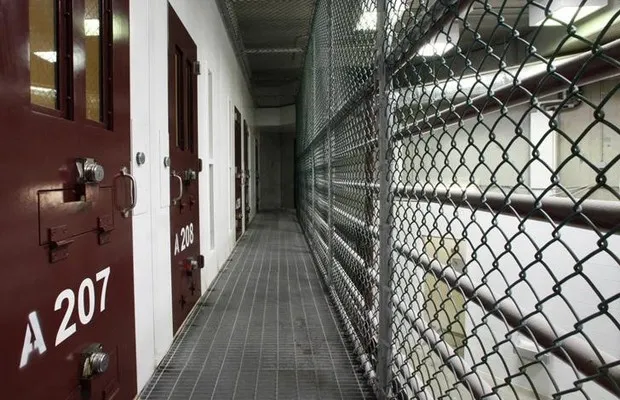 Ala de celas comuns em uma das prisões da base norte-americana de Guantánamo, em Cuba, em foto de maio de 2013 (Foto: Bob Strong/Reuters)