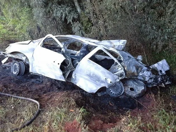 VW Voyage pegou fogo após colisão: três pessoas morreram