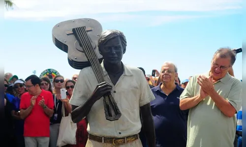 Estátua de Tom Jobim é inaugurada em Ipanema