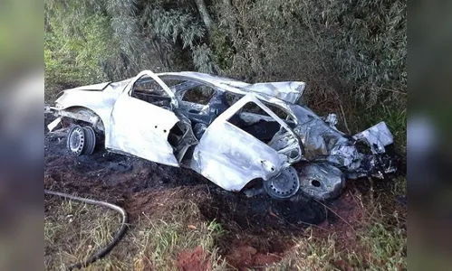 Carro bate, pega fogo e mata mãe e dois filhos carbonizados