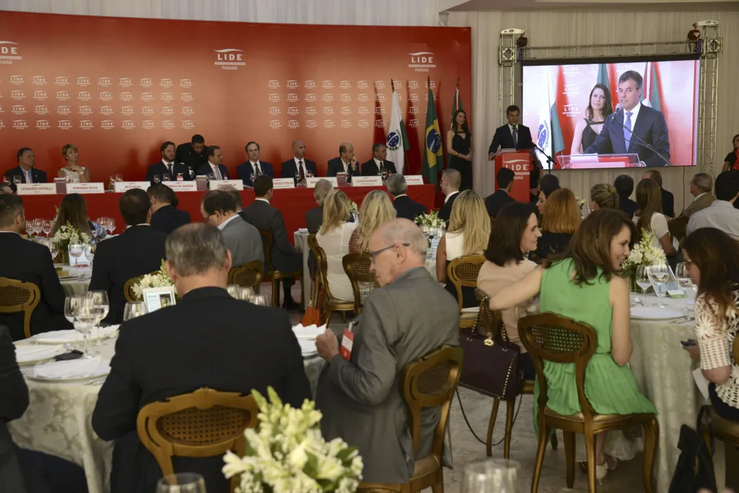 Governador Beto Richa participa do almoço do Grupo de Líderes Empresarias. ( Foto: Antonio Costa/ANPr)