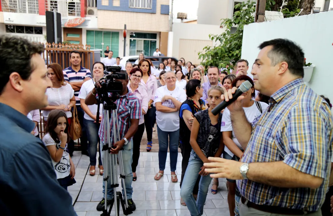 Prefeito de Apucarana, Beto Preto, discursa durante inauguração do Espaço da Mulher
