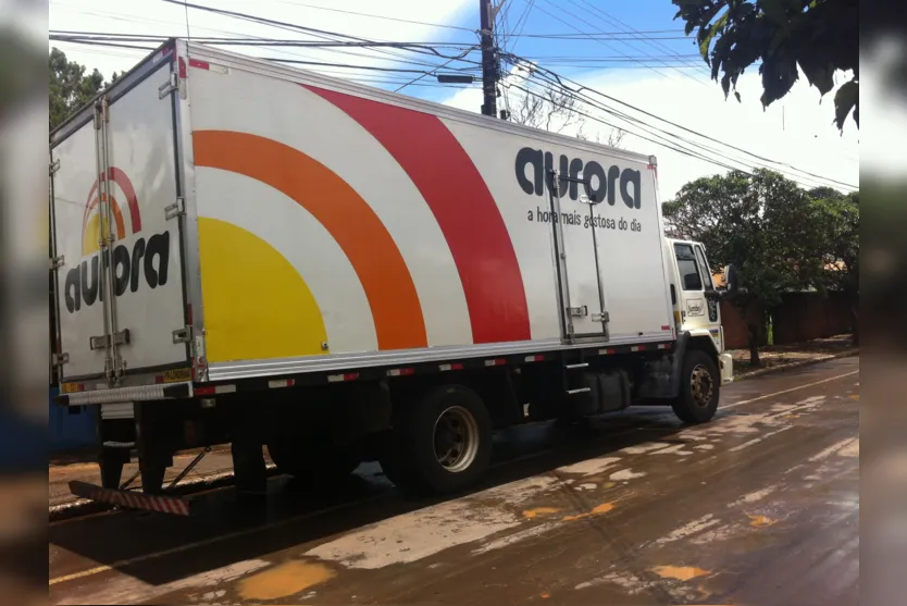  Dona da carga, a Aurora, buscou as mercadorias em Arapongas em um caminhão (Foto: Thamiris Geraldini) 