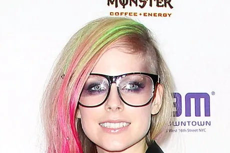 Avril Lavigne está doente e pede para que fãs orem por ela Divulgação