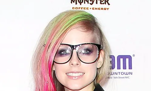 Avril Lavigne anuncia que está doente e pede para que fãs orem por ela