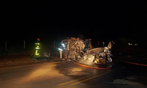 Acidente entre micro-ônibus e Astra deixa sete pessoas mortas 