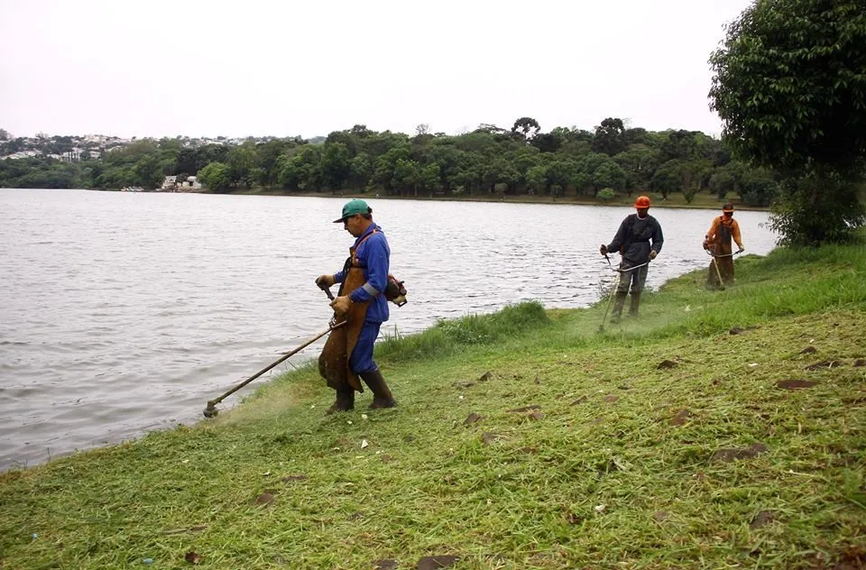 Prefeitura de Apucarana intensifica roçagem e limpeza de parques - Foto: Assessoria de imprensa