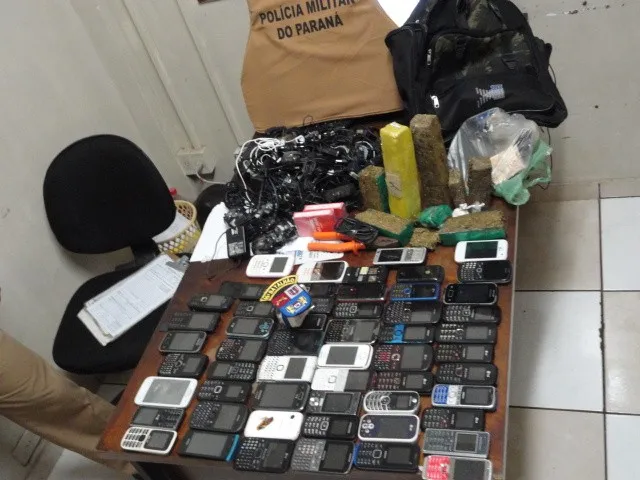 PM detém menor com 56 celulares, drogas e baralho para detentos em Apucarana