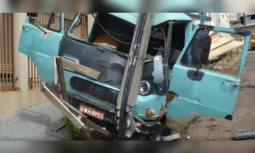 Caminhão carregado de madeira atinge poste em Borrazópolis