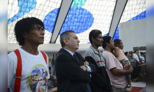 Morador de rua ganha celebração natalina em Catedral