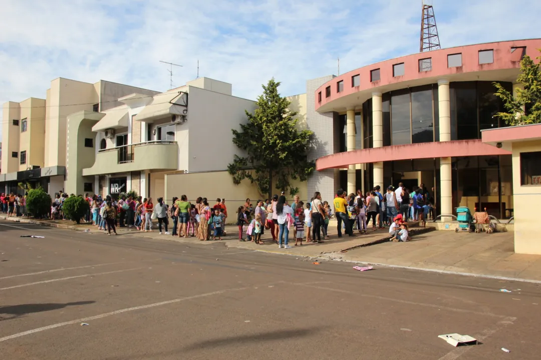  Durante a distribuição, formou-se uma extensa fila de pessoas e foi organizada uma verdadeira festa, na Rádio Nova AM - Foto: Dirceu Lopes