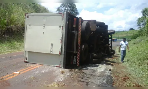 ​Caminhão de Arapongas tomba na região de Borrazópolis