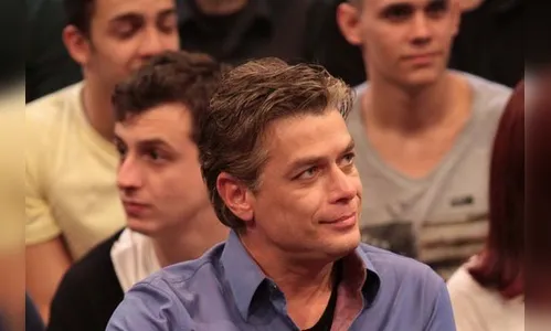 Fábio Assunção bebe, quase causa briga e entra no banheiro acompanhado