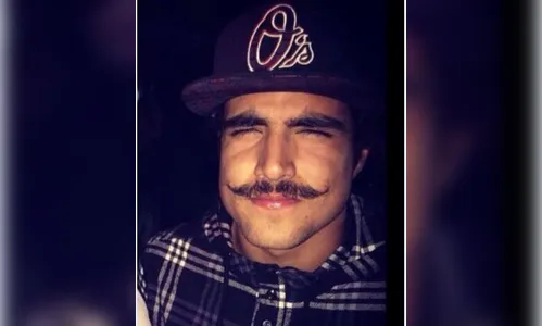 Caio Castro sai carregado de balada