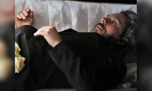 Josué abre o caixão de José Alfredo para resgatá-lo