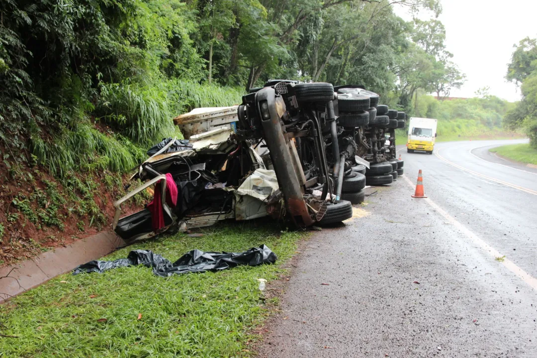 o caminhoneiro Diego Rangel dos Santos Pinto, de 27 anos, faleceu depois do tombamento e choque contra barranco do veículo de carga - Fotos: Dirceu Lopes
