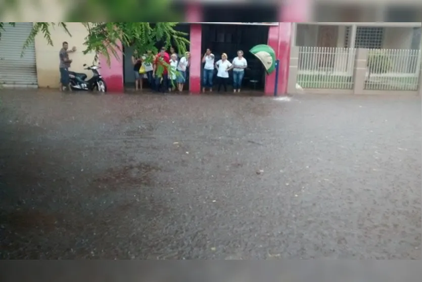  Vários estabelecimentos ficaram ilhados com as chuvas - Foto: Blog do Roque 