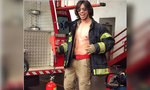 Mariano, da dupla com Munhoz, tira onda vestido de bombeiro