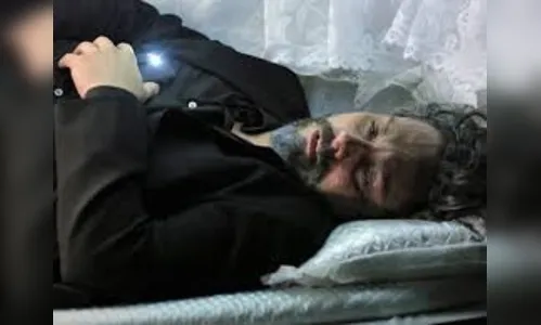 Comendador morto de mentira e Cora mais jovem queimam o filme de Império