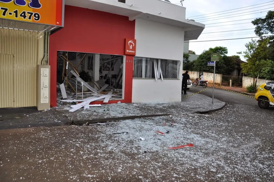 Bando troca tiros com PMs e explode agência do Bradesco em São João do Ivaí - Fotos: Herithon Paulista - folhadoivai