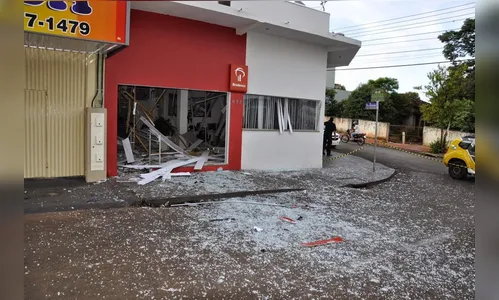Bando troca tiros com PMs e explode agência do Bradesco em São João do Ivaí