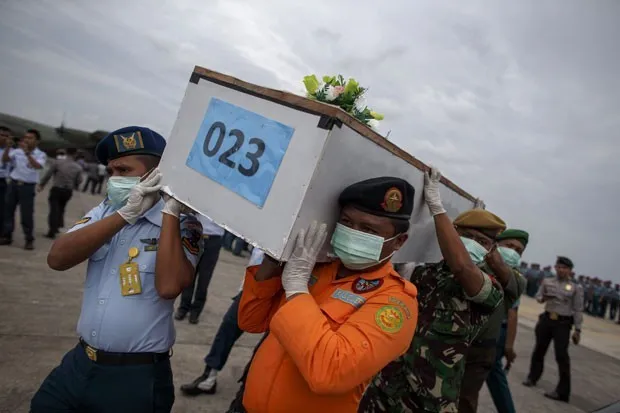 Militares da Indonésia carregam caixão com corpo de vítima de acidente da AirAsia neste sábado (3) (Foto: Athit Perawongmetha/Reuters)