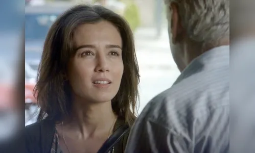 Cora faz plantão em bar para flagrar José Alfredo