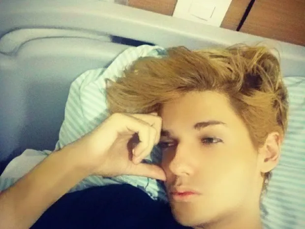 Ken Humano publicou um selfie feito na cama do hospital em Araxá (Foto: Reprodução/Instagram)